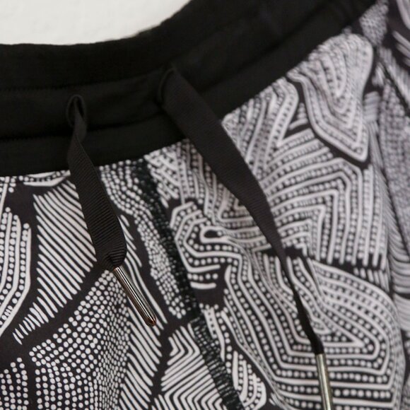 Lululemon Hotty Hot Shorts Dottie Tribe White Black 2.5" Inseam Size 8 Active - Picture 11 of 16